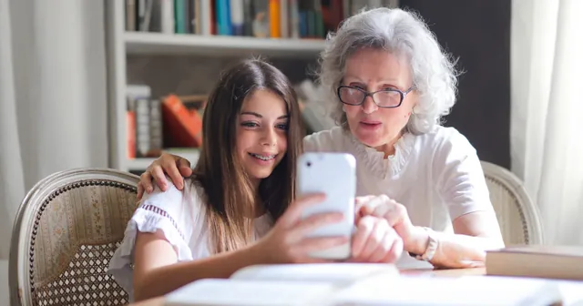 Nonna e nipote che guardano insieme uno smartphone